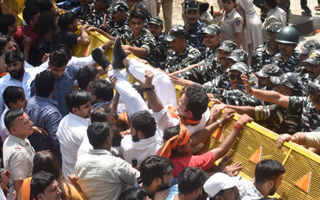 NEW DELHI INDIA APRIL 17 2023 Delhi Police personnel stop Delhi BJP worker attempting to cross barricades during a protest outside the Delhi Assembly complex demanding Delhi CM Arvind Kejriwal s resignation after he was questioned by CBI in Delhi liquor pのeditorial素材