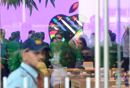 MUMBAI INDIA APRIL 18 2023 Huge crowd queue up outside during inauguration of Apple Store first outlet opened in India at Bandra Kurla Complex on April 18 2023 in Mumbai India Photo by Anshuman Poyrekar Hindustan Timesのeditorial素材