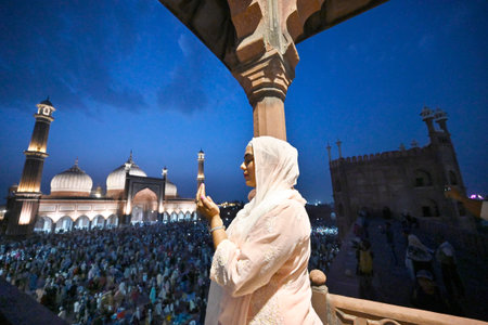 NEW DELHI INDIA APRIL 21 2023 Muslim devotees at Jama Masjid on the eve of Eid al Fitr festival on April 21 2022 in New Delhi India on Friday Photo by Sanjeev Verma Hindustan Timesのeditorial素材