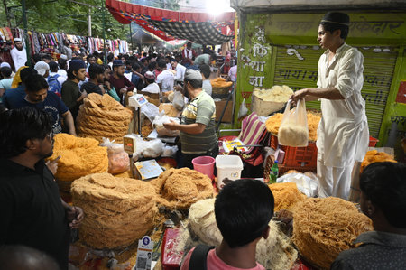 GURUGRAM INDIA APRIL 21 2023 People buying vermicelli outside Jama Masjid on the eve of Eid al Fitr festival at Sadar Bazar near Sohna chowk on April 21 2023 in Gurugram India Photo by Parveen Kumar Hindustan Timesのeditorial素材