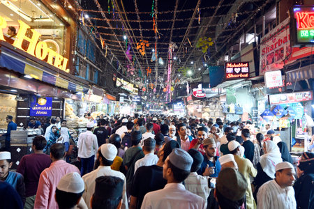 NEW DELHI INDIA APRIL 21 2023 Shoppers at a market on the eve of Eid al Fitr festival near Jama Masjid on April 21 2022 in New Delhi India on Friday Photo by Sanjeev Verma Hindustan Timesのeditorial素材