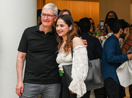 NEW DELHI INDIA APRIL 20 2023 Apple CEO Tim Cook poses for picture with a customer at the opening of India s second Apple retail store at Select City Walk at Saket on April 20 2023 in New Delhi India Apple CEO Tim Cook launched India s second Apple store のeditorial素材