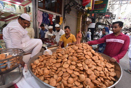 NEW DELHI INDIA APRIL 21 2023 Muslim devotees shopping after offer Alvida Namaz on the last Friday of the holy month of Ramadan at Jama Masjid on April 21 2023 in New Delhi India Photo by Sonu Mehta Hindustan Timesのeditorial素材