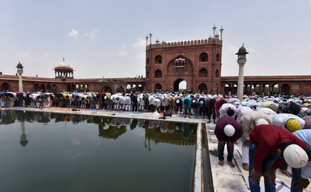 NEW DELHI INDIA APRIL 21 2023 Muslim devotees offer Alvida Namaz on the last Friday of the holy month of Ramadan at Jama Masjid on April 21 2023 in New Delhi India Photo by Sonu Mehta Hindustan Timesのeditorial素材