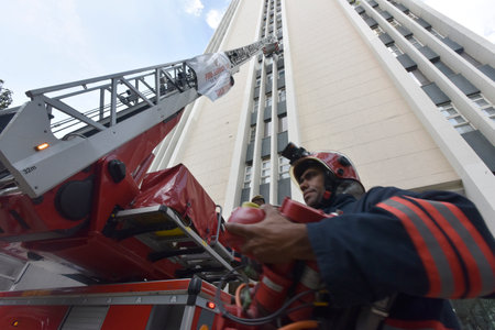 NEW DELHI INDIA APRIL 20 2023 Firefighters showing their skills during a fire mock drill at HT House KG Marg on April 20 2023 in New Delhi India Photo by Sonu Mehta Hindustan Timesのeditorial素材