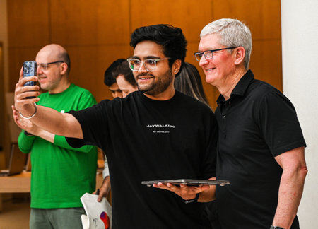 NEW DELHI INDIA APRIL 20 2023 Apple CEO Tim Cook poses for picture with a customer at the opening of India s second Apple retail store at Select City Walk at Saket on April 20 2023 in New Delhi India Apple CEO Tim Cook launched India s second Apple store のeditorial素材