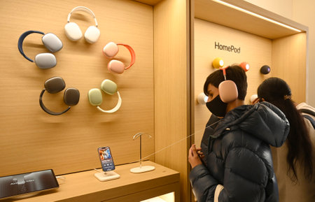 NEW DELHI INDIA APRIL 20 2023 Customers at the Indiaâs second Apple retail store named as Apple Saket at Select Citywalk Mall on April 20 2023 in New Delhi India Apple CEO Tim Cook launched India s second Apple store today in Delhi couple of days after のeditorial素材