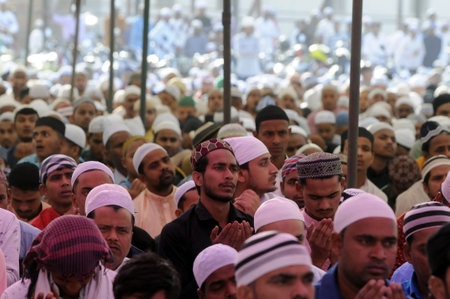 GURUGRAM INDIA APRIL 22 2023 People from the Muslim community offers Namaz on the occasion of Eid ul Fitr which is celebrated by Muslims around the globe to mark the end of the Islamic holy month of Ramadan at sector 29 ground near Leisure Valley Park on のeditorial素材