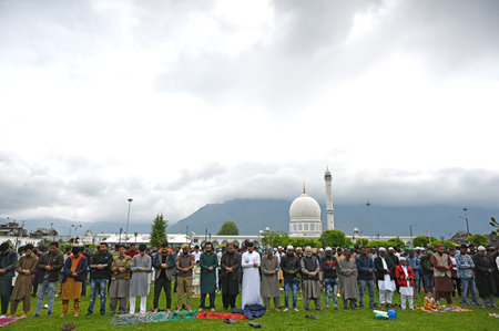 SRINAGAR INDIA APRIL 22 2023 Muslim devotees offer prayers on the occasion of Eid al Fitr at Hazratbal shrine on April 22 2023 in Srinagar India Muslims around the world are getting into the festive Eid spirit as the holy month of Ramadan concludes The feのeditorial素材