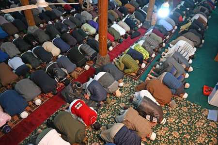 SRINAGAR INDIA APRIL 22 2023 Muslim devotees offer prayers on the occasion of Eid al Fitr at Aali Masjid on April 22 2023 in Srinagar India Muslims around the world are getting into the festive Eid spirit as the holy month of Ramadan concludes The festivaのeditorial素材