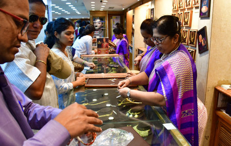 MUMBAI INDIA APRIL 22 2023 People purchasing gold ornaments on the occasion of Akshaya Tritiya Jewellery Shop at Dadar on April 22 2023 in Mumbai India Akshaya Tritiya also known as Akti or Akha Teej is a popular Hindu and Jain spring festival that occursのeditorial素材