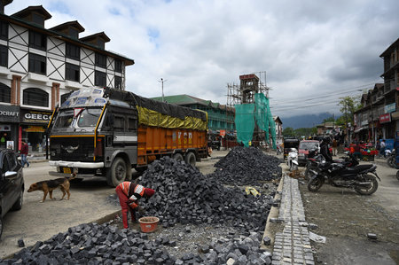 SRINAGAR INDIA APRIL 27 2023 Labourers carry renovation works in the City Centre Lal Chowk on April 27 2023 in Srinagar India Ahead of G20 meeting scheduled next month the Srinagar city is getting renovated under the Srinagar Smart City SSC project and maのeditorial素材