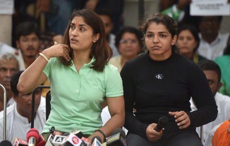 NEW DELHI INDIA APRIL 28 2023 Wrestlers Vinesh Phogat Sakshi Malik and others address media persons after supreme Court order during Sixth day dharma their protest against the Wrestling Federation of India president Brij Bhushat Sharan at Jantar Mantar onのeditorial素材