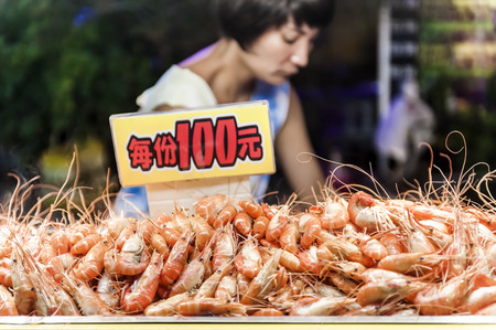 Kenting, Taiwan - JULY 15, 2015: Vendor prepares food at the Kenting main street night market located in Pingtung County.のeditorial素材