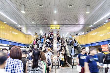 TAIPEI,TAIWAN - JANUARY 19: Passengers waiting and ride the MRT, on January 19,2014 in Taipei. The (Metropolitan Rapid Transit) MRT serves 240,000 people daily with 109 stations and 121 km of track.のeditorial素材