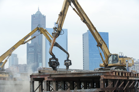 KAOHSIUNG, TAIWAN -- JUNE 14, 2016: An excavator drives a pile into the river bed as construction of a new bridge across the Love River continues.のeditorial素材