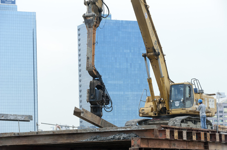 KAOHSIUNG, TAIWAN -- JUNE 14, 2016: An excavator drives a pile into the river bed as construction of a new bridge across the Love River continues.のeditorial素材
