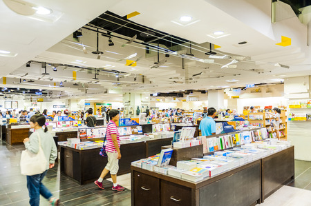 KAOHSIUNG- TAIWAN, 30 July 2017: Taiwan has many large department stores, a lot of people will come to this holiday shopping to buy things to spend a day off, 30 July 2017 in Kaohsiung, Taiwanのeditorial素材
