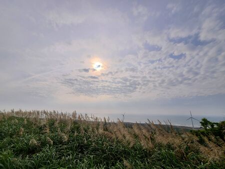 Sun Ocean mountain sceneの写真素材