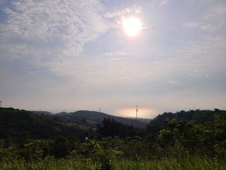 Sun Ocean mountain sceneの写真素材