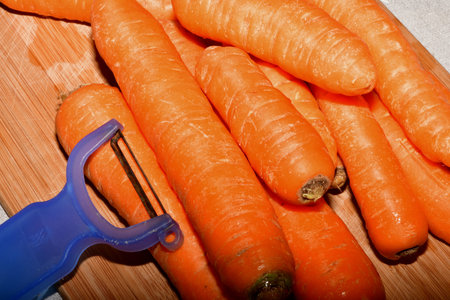 carrots, fresh, juicy, vegetables, orange, food, ingredient, raw, peeler, kitchen boardの写真素材