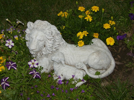 lion and lamb statue in flowersの写真素材