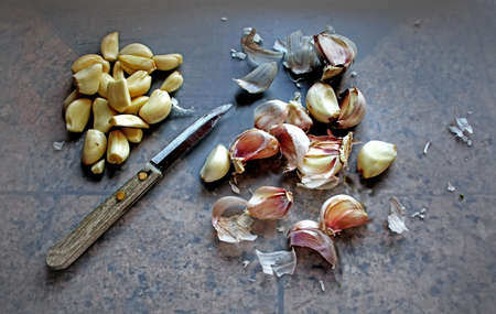 cleaning and peeling whole garlic clovesの写真素材