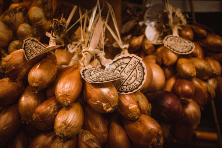 Bunches of shallots displayed in a farm show in the uk. Made and grown in France Produit de Franceのeditorial素材