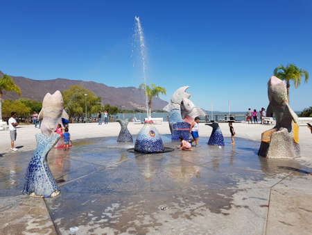 Children playing in the water fountains on the Jocotepec boardwalk, Jaliscoのeditorial素材