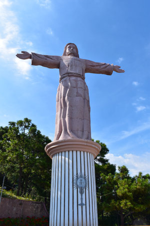 El Monumento a Cristo se eleva sobre Taxco desde el miradorのeditorial素材