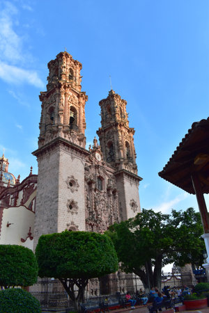 The historical beauty of the church of Santa Prisca from the park in Taxcoのeditorial素材