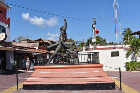 Jose Azueta Statue Firing Cannon on Zihuatanejo Tourist Trailのeditorial素材