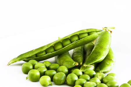 pea pod isolated on white の写真素材