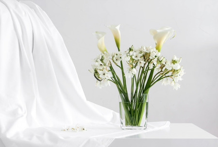 A bouquet of white flowers の写真素材