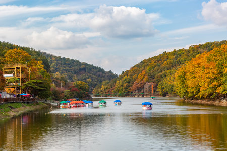 the scenery of the autumnal-colored reservoirの写真素材