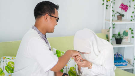couple celebrate Eid together while enjoying with apology gesturesの写真素材