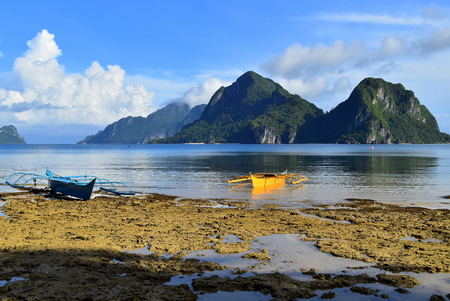 traditional philippine boats in the water with limestones in the background, el Nido, Palawan, Phillipinesの写真素材