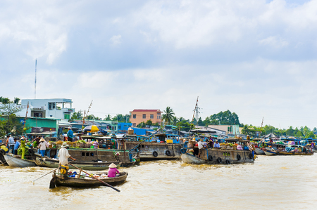 CAN THO, VIETNAM - JAN 23, 2010: The busiest market named Cai Rang in early morning. Farmers bring their product on the little boats to sell to the traders. Fruits and vegetables will be send to the big cities in the region in 24 hours after by boats.のeditorial素材