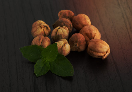 Cardamon with mint leaves on the boardの写真素材