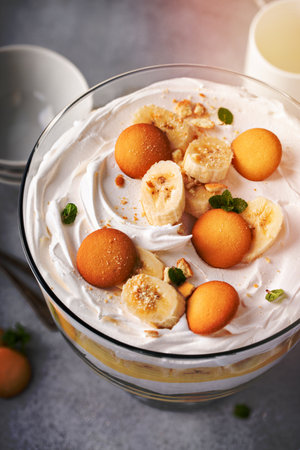 Banana pudding trifle with vanilla wafers in a large digh glassの写真素材