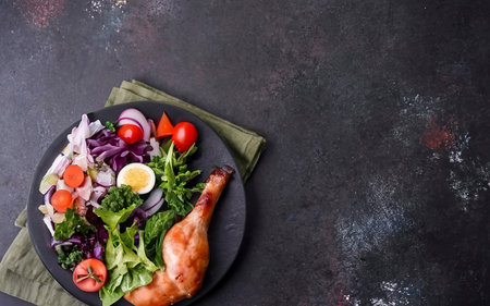 Wholesome mix of tender chicken leg and vibrant salad leavesの素材