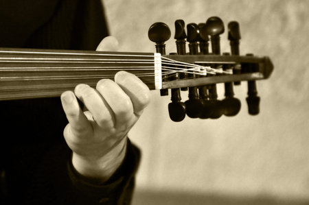 Hand on oud