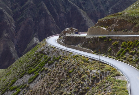The long curving montanic road in Tibetan plateau summer, China の写真素材