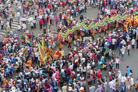 Binh Duong, Vietnam - February 11th, 2017: Chinese Lantern Festival with colorful dragons marched in the streets attracted by crowd. This traditional festivals of ethnic Chinese in Vietnamのeditorial素材