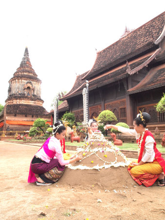 Chiangmai, Thailand - may 2, 2010 : people go to the buddhist temple for formation of sand pagodas in thai new year celebrationのeditorial素材