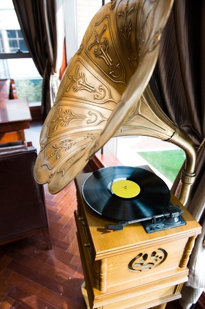Old gramophone on display inside a homeの写真素材