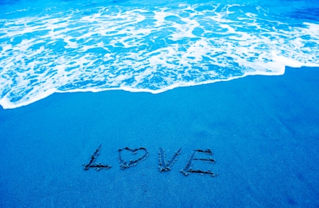 heart and love written on a shore with waves in the background.
の写真素材