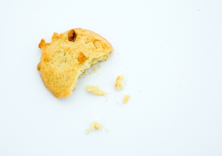 Top view of cookie with a bite taken out and crumb scattered around, isolated on a white background.
の写真素材