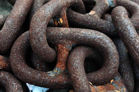 Pile of rusted chains at a boatyard.の写真素材