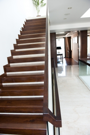 A gently wooden staircase inside a large expensive Chinese home.
のeditorial素材